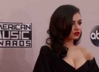 ڤيديۆ: جلكێن ستێرين ميوزيكا ئهمريكى د ئاههنگهكا بهلاڤكرنا دياريان دا