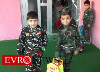 زارۆيێن دهۆكێ ب جلكێن پێشمهرگهيى چوونه دهوامێن خوه