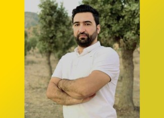 گەنجەك ب رێیا بەلاڤكرنا پێزانینێن سەیر خزمەتێ دكەت