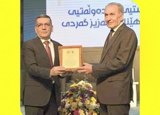 زانكۆیا سەلاحەدین خەلاتێ عەزیز گەردی پێشكێشی سەرنڤیسەرێ رۆژنامەیا ئەڤرۆ كر