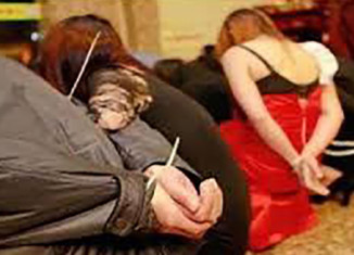 هندەک زەلام دکەڤنە داڤێن باندێن کچێن بیانی