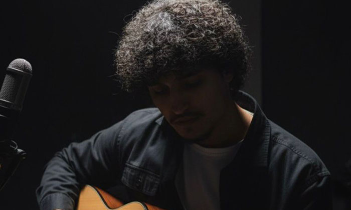 گیتار ل گەل هەموو جۆرێن سترانان د گونجینیت